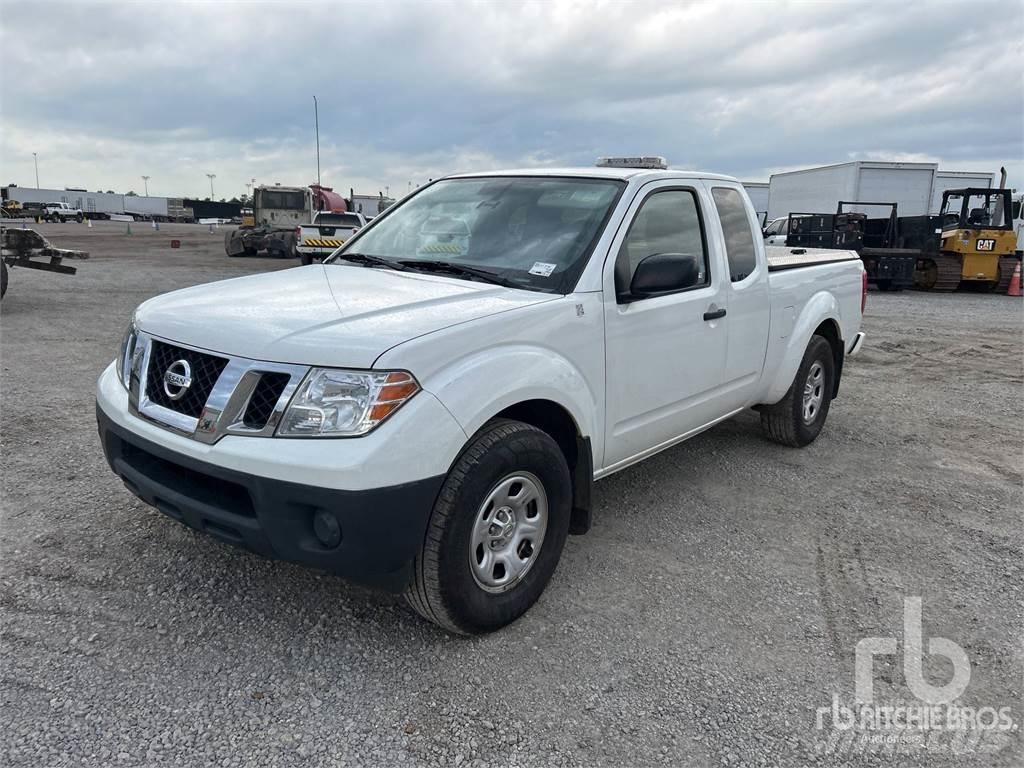 Nissan FRONTIER Пикапи