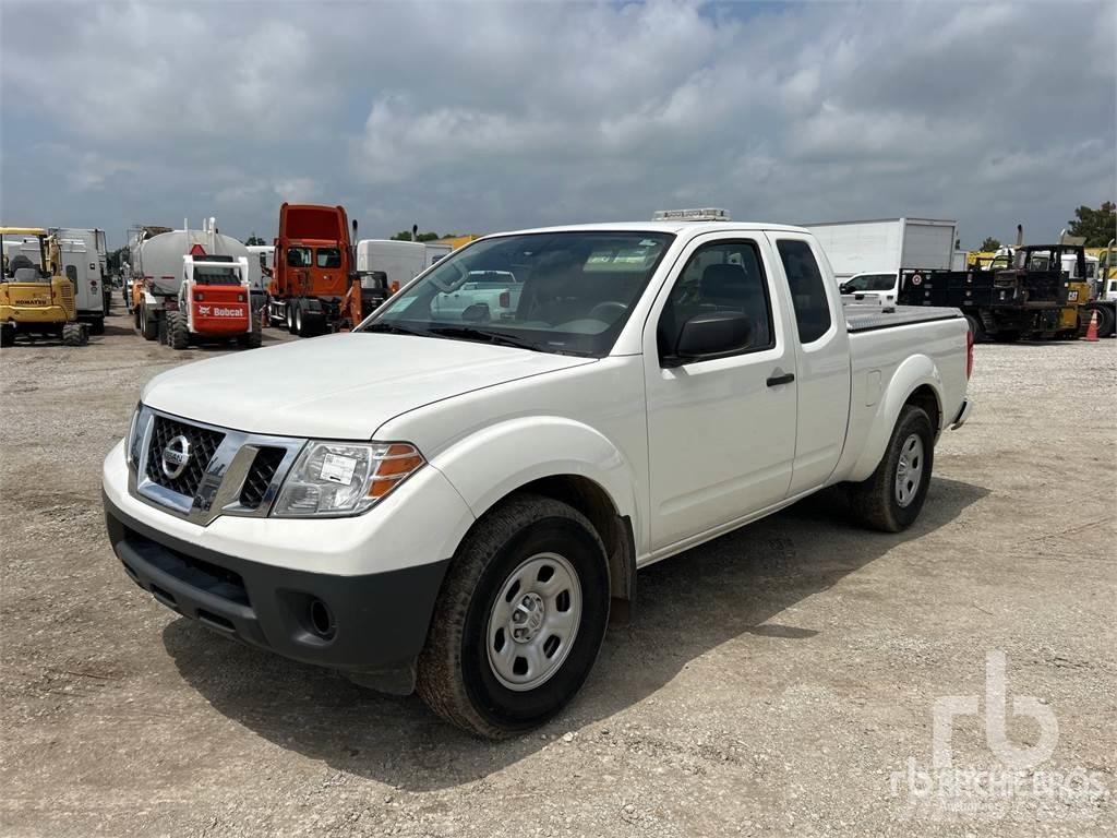 Nissan FRONTIER Пикапи