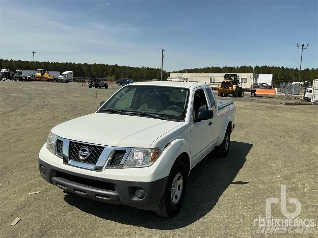 Nissan FRONTIER Пикапи