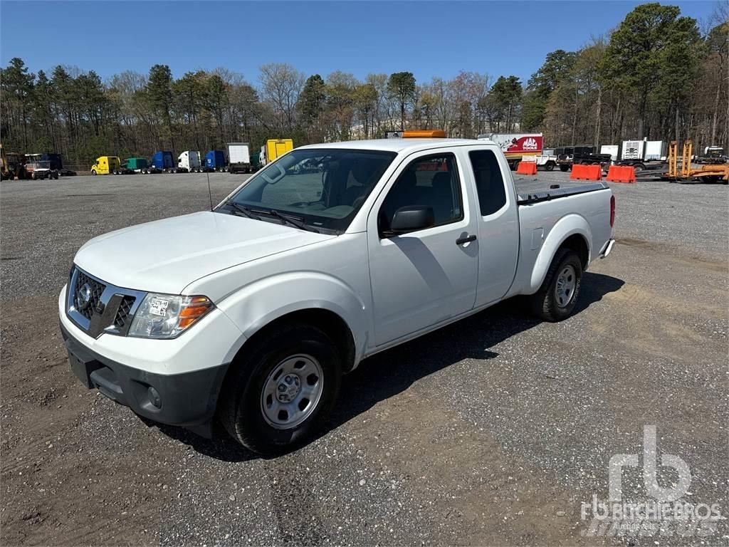 Nissan FRONTIER Пикапи