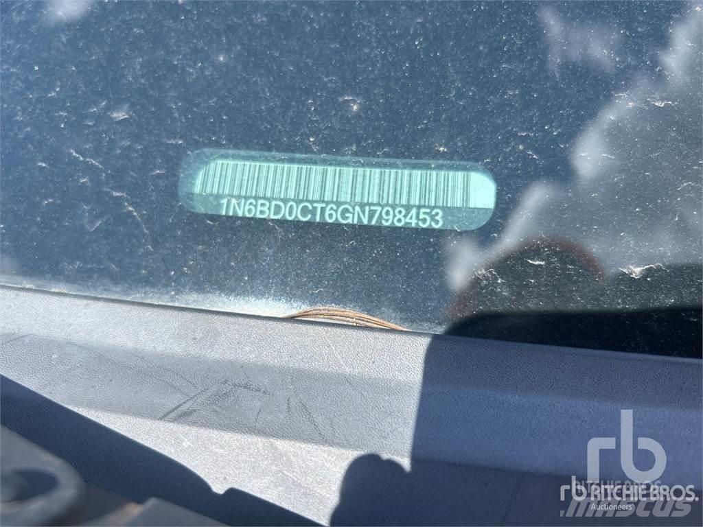 Nissan FRONTIER Пикапи