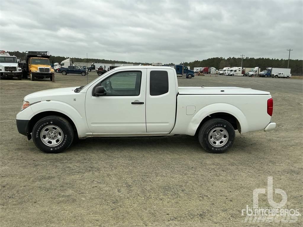 Nissan FRONTIER Пикапи
