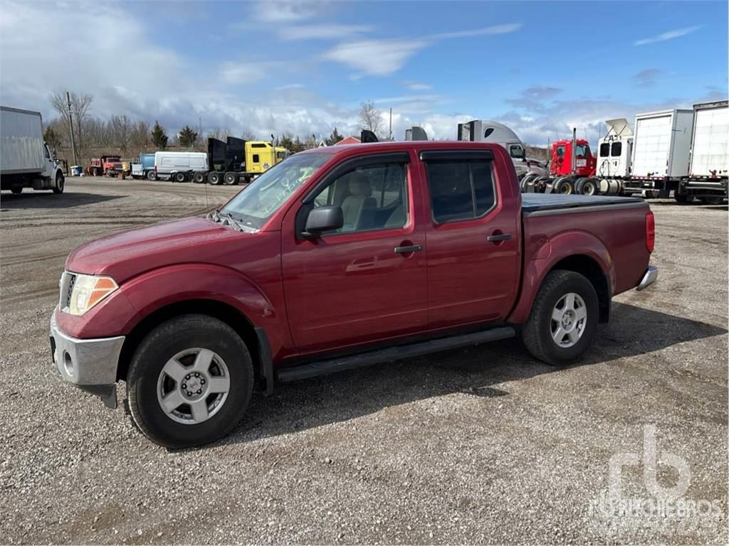 Nissan FRONTIER Пикапи