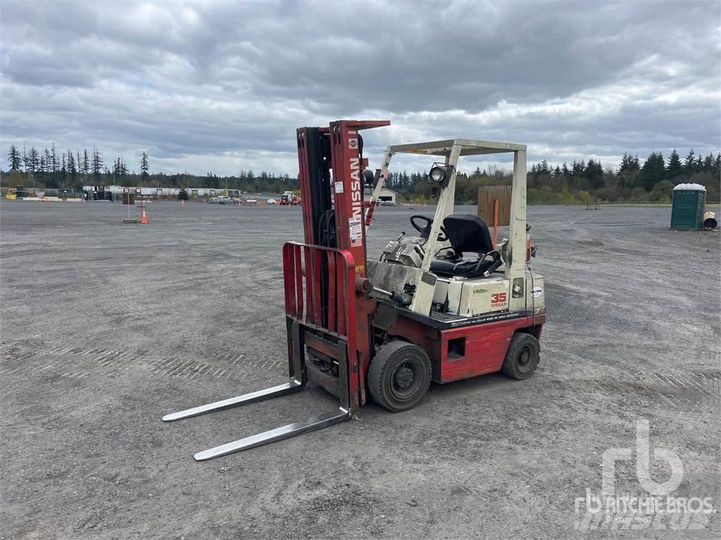 Nissan PH01A18V Дизелови камиони