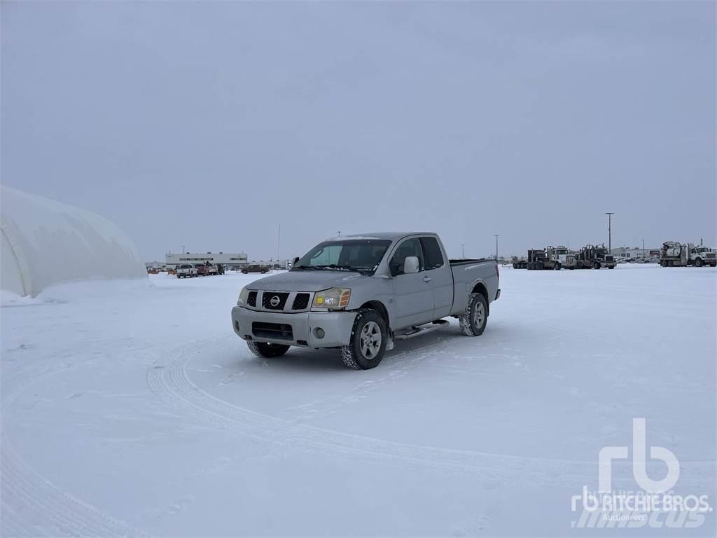 Nissan TITAN Пикапи