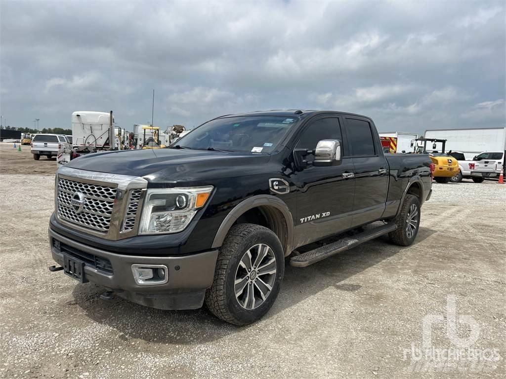 Nissan TITAN Пикапи