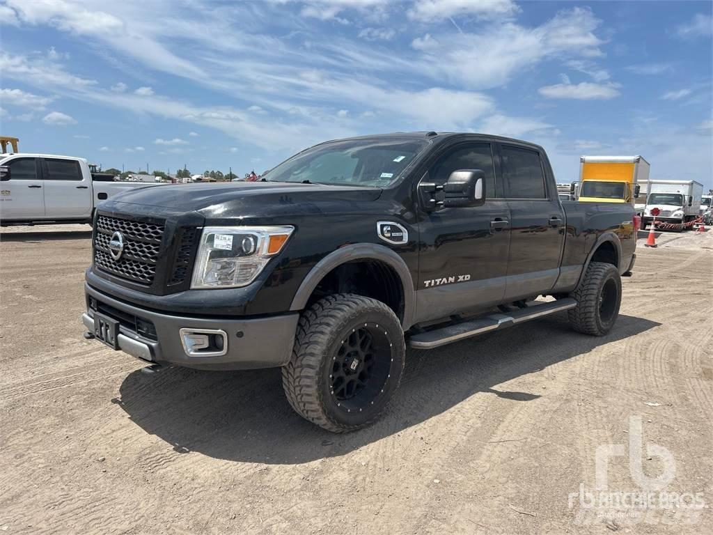 Nissan TITAN Пикапи