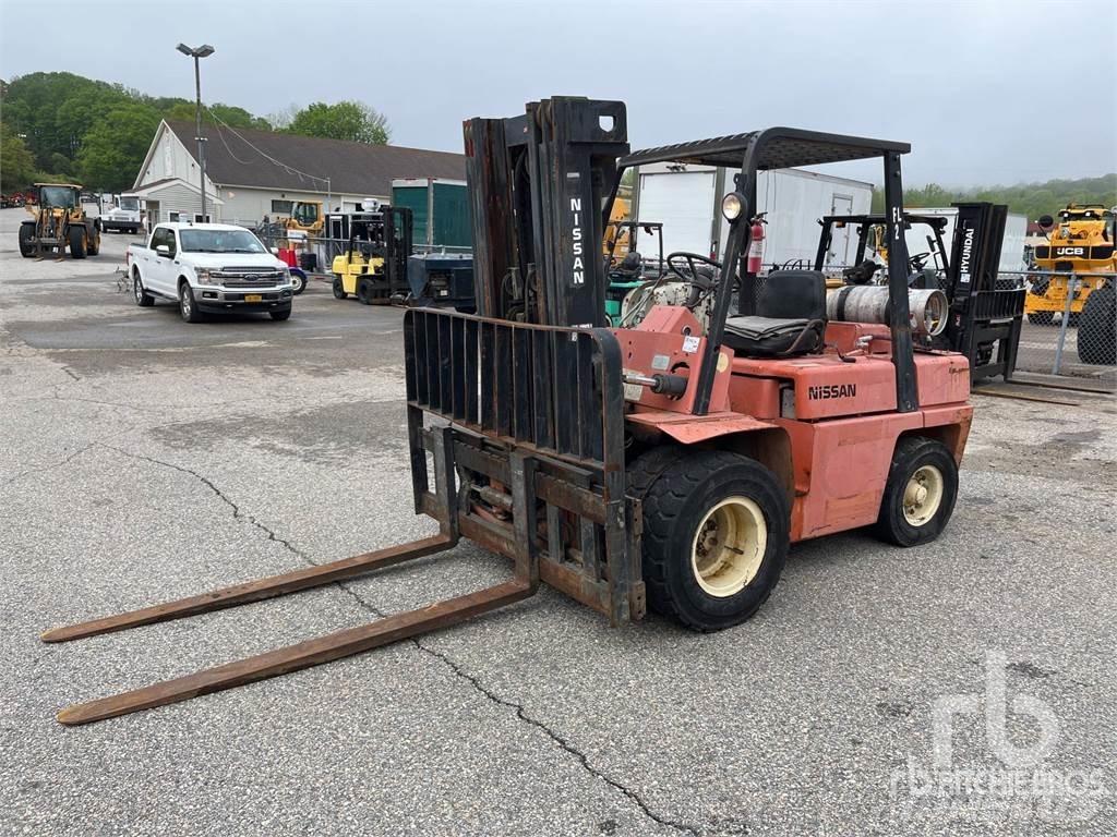 Nissan UF03A35V Дизелови камиони