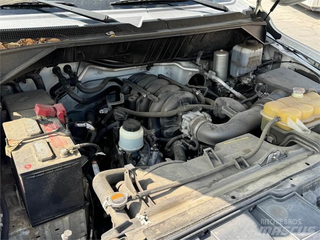 Nissan NV3500 HD Фургони
