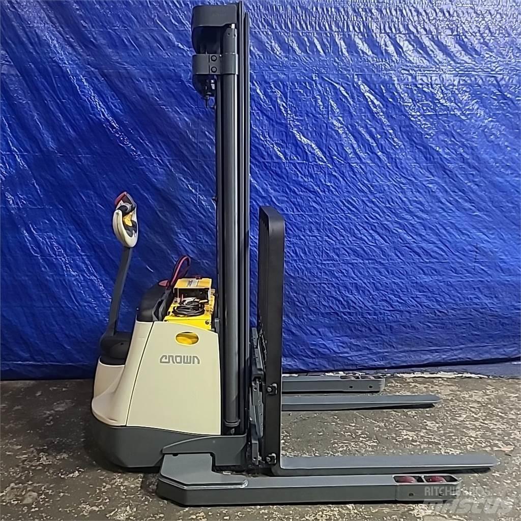 Crown SX3000-40 Самоходни товарачи