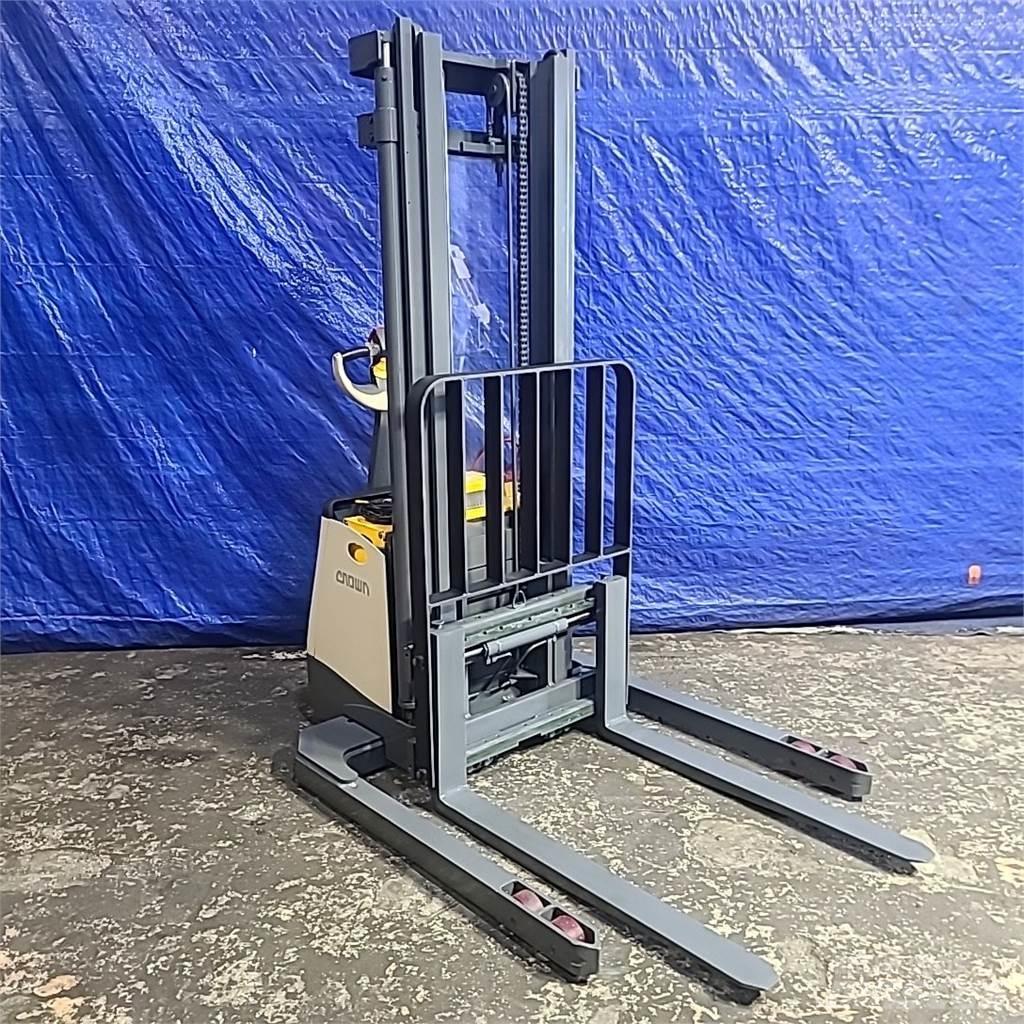 Crown SX3000-40 Самоходни товарачи