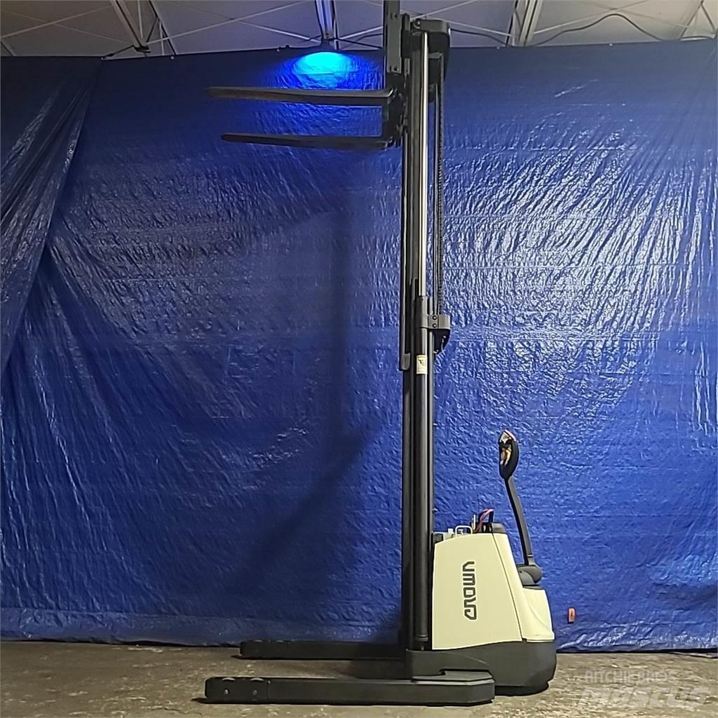 Crown SX3000-40 Самоходни товарачи