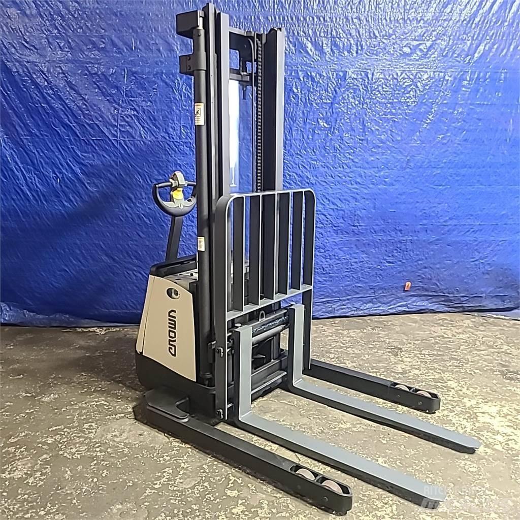 Crown SX3000-40 Самоходни товарачи