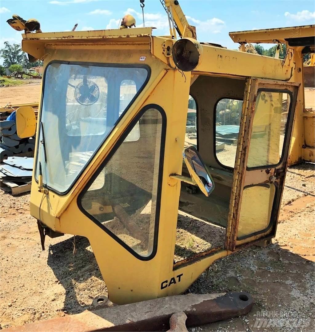 CAT 980C Кабина