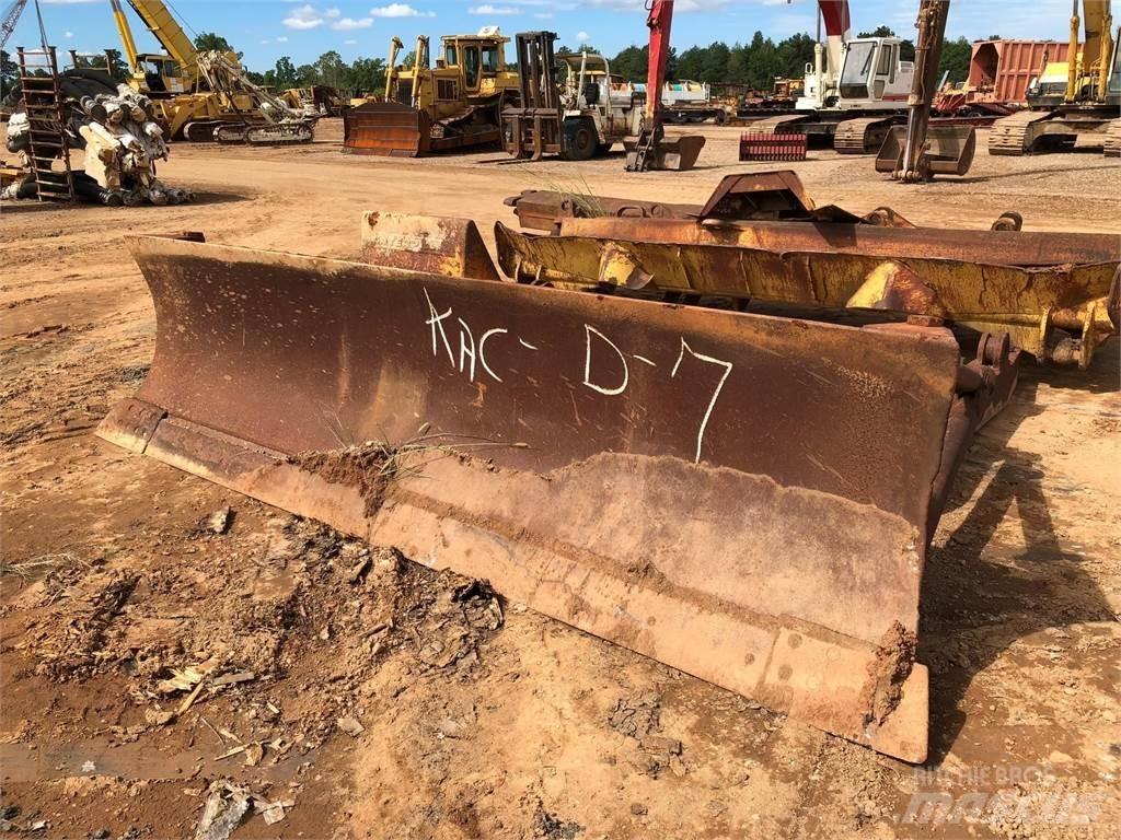CAT D7 Остриета