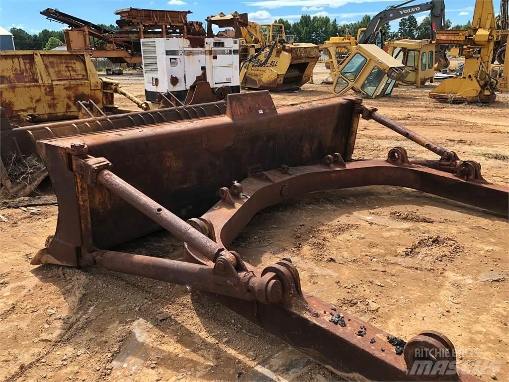 CAT D7 Остриета