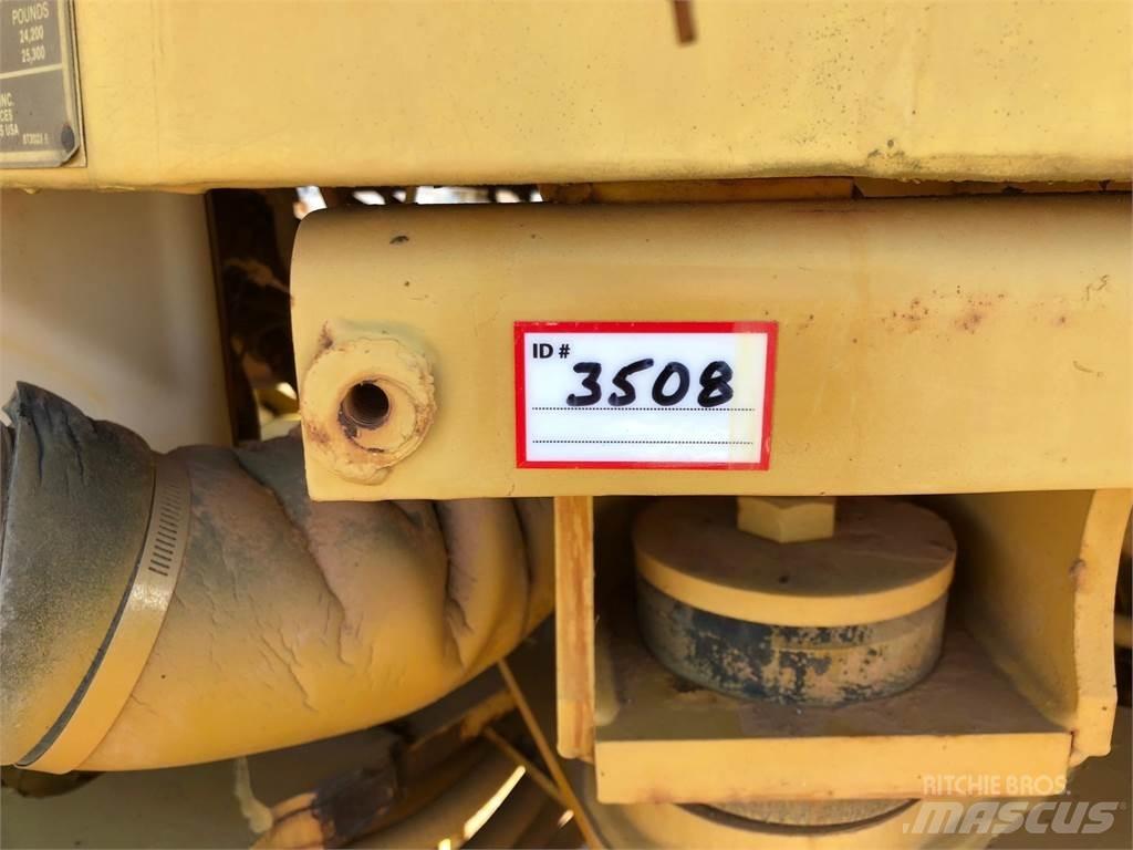 CAT IT18B Колесни товарачи