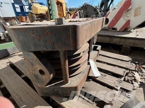  Unknown Части и оборудване за кранове
