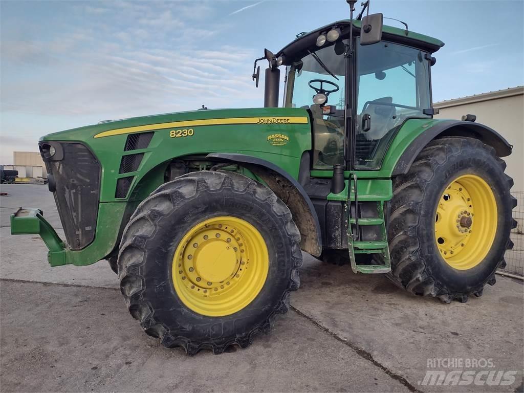 John Deere 8230 Трактори