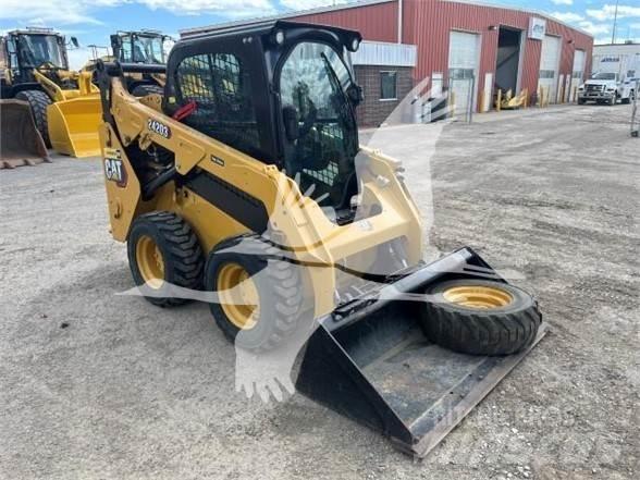 CAT 242D3 Мини товарачи
