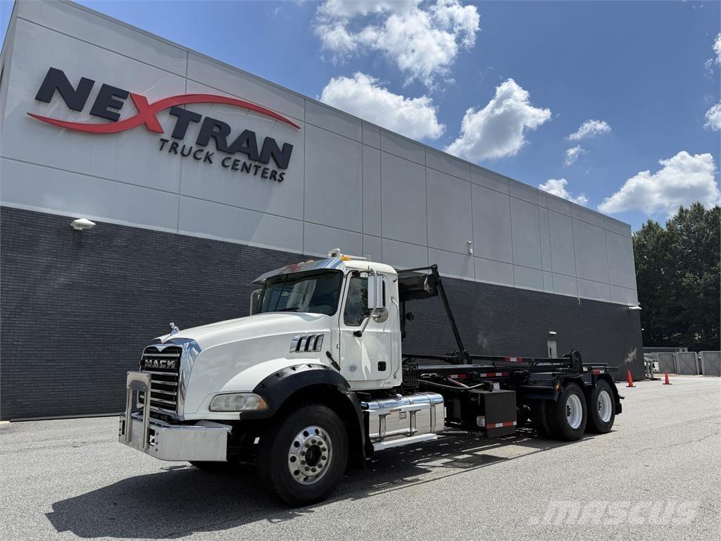 Mack GR64B Други