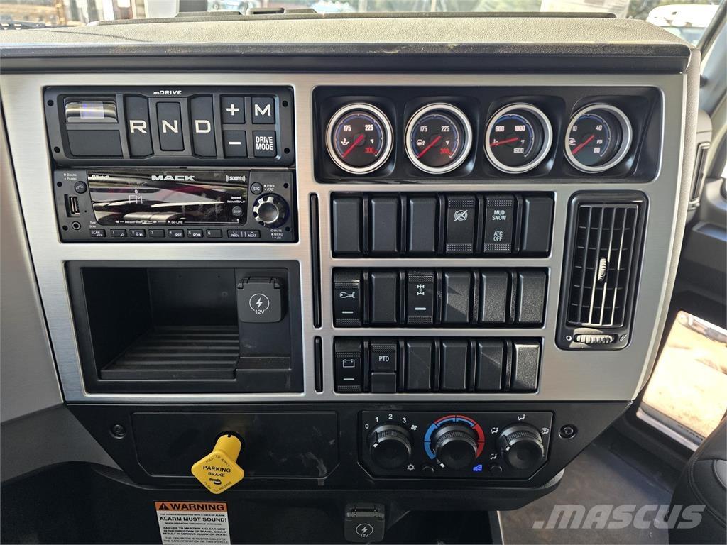 Mack GR64B Самосвал