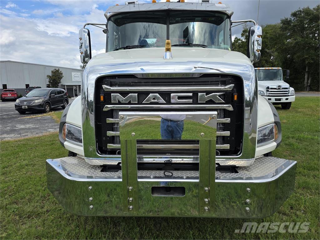 Mack GR64BR Самосвал