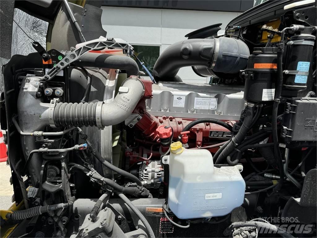 Mack GR64BRX Самосвал