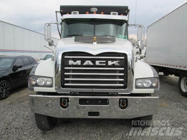 Mack GR64F Самосвал