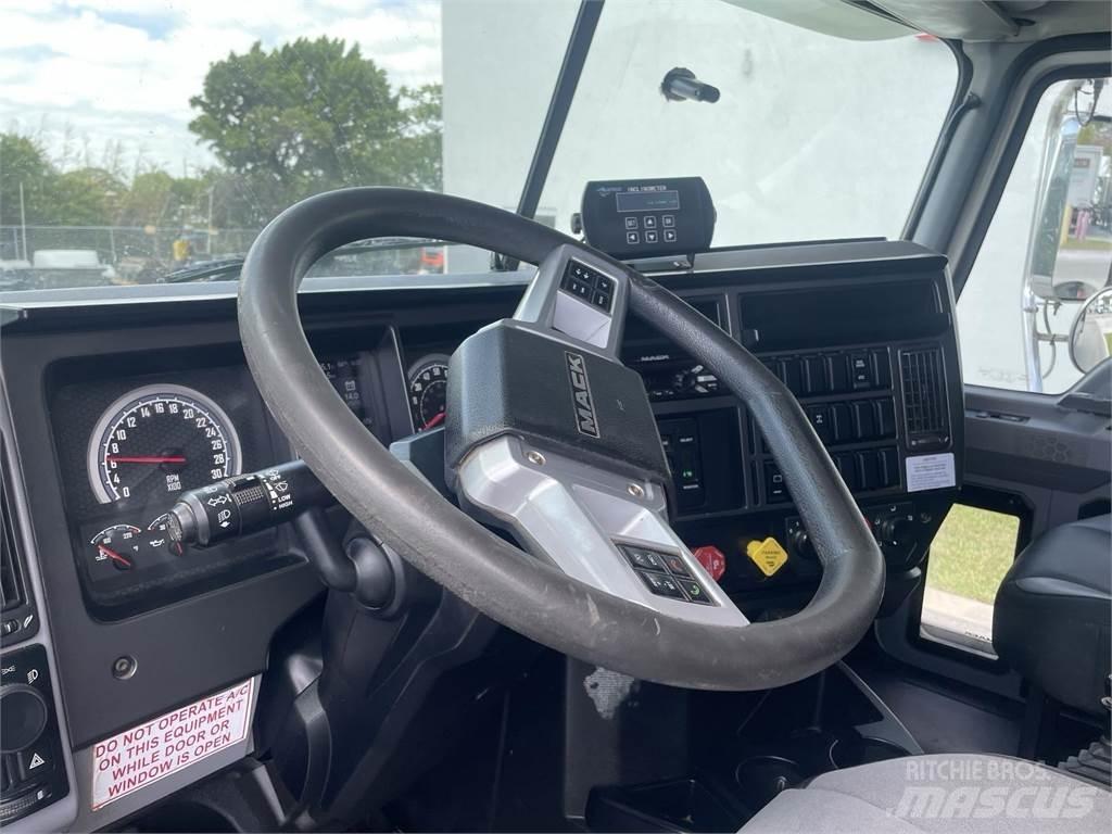 Mack GR64F Самосвал