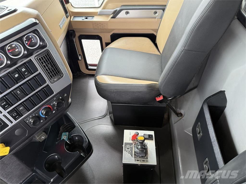 Mack GR64F Самосвал