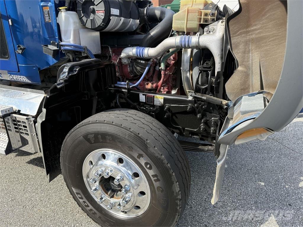 Mack GR64F Самосвал