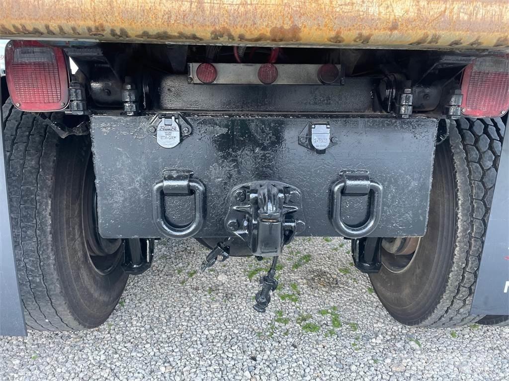 Mack GR64FR Самосвал