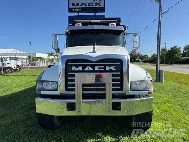 Mack GU713 Влекачи