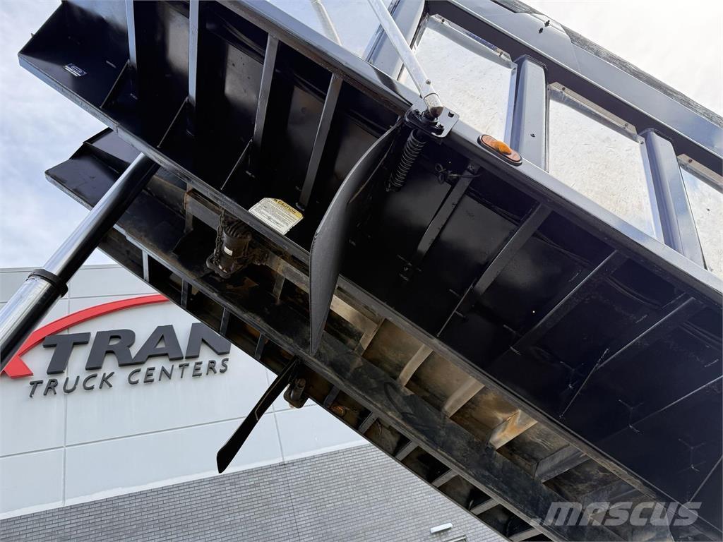 Mack GU713 Самосвал