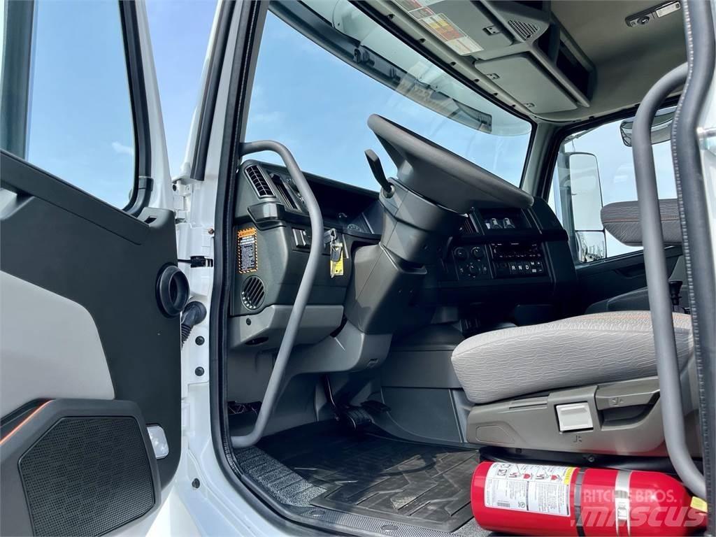 Volvo VHD64F300 Самосвал