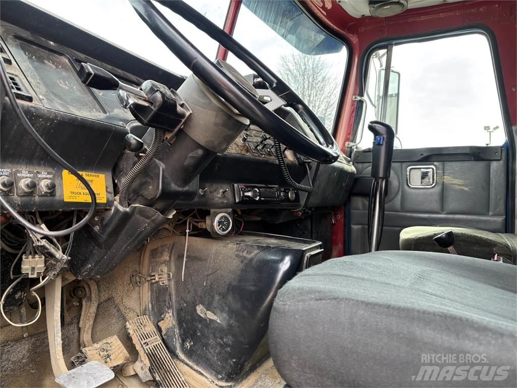 Volvo WG64T Самосвал