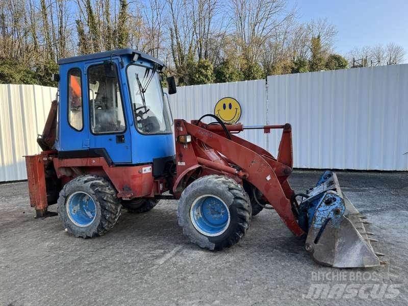 Kubota R520 Товарач със заден ексватор