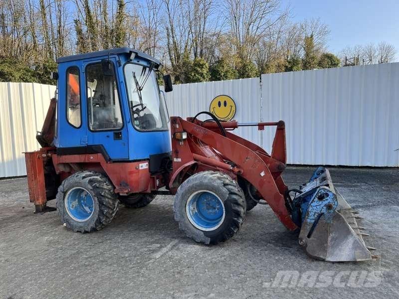 Kubota R520 Товарач със заден ексватор