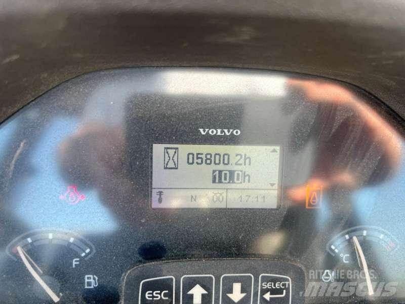 Volvo BL71B Товарач със заден ексватор