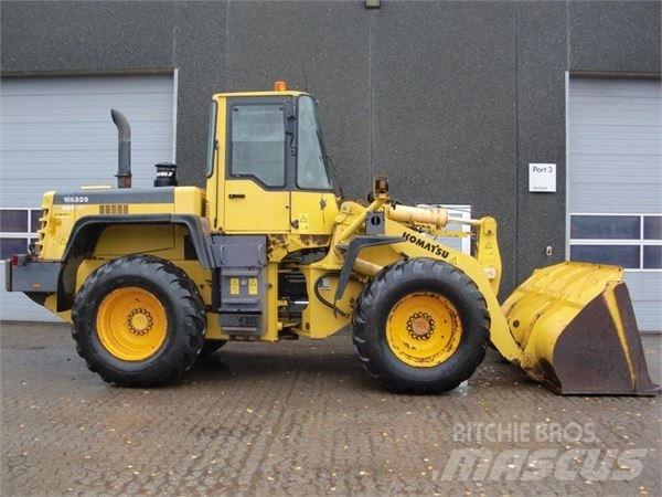 Komatsu WA320 Колесни товарачи