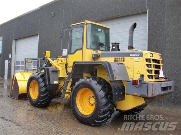 Komatsu WA320 Колесни товарачи