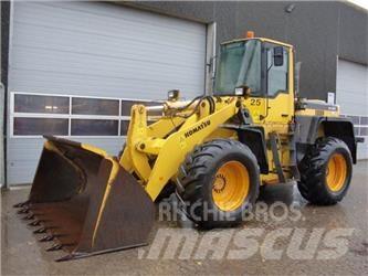 Komatsu WA320 Колесни товарачи