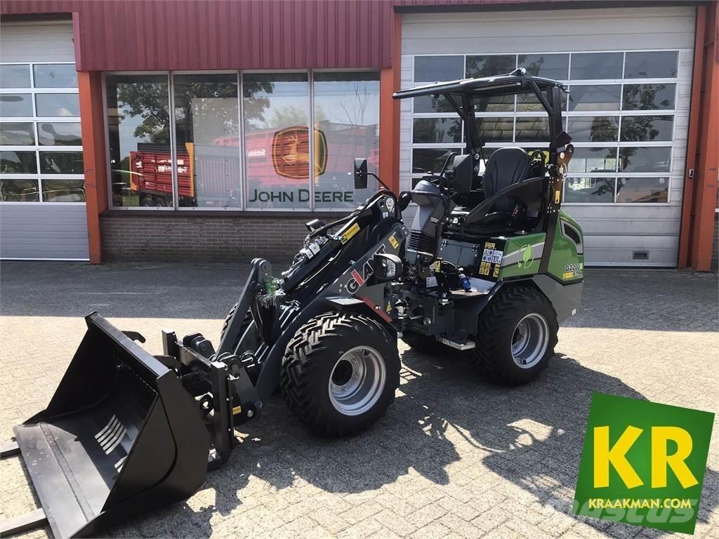 GiANT G2200E Челни товарачи и багери