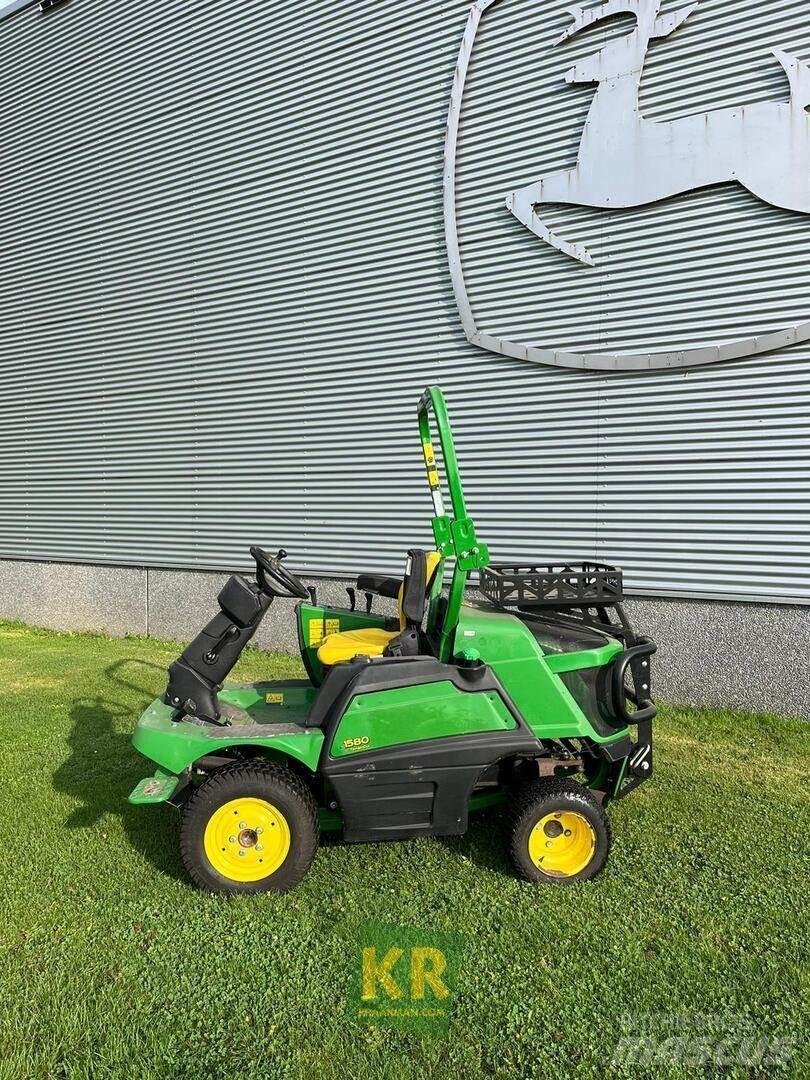 John Deere 1580 Косачки за околни терени на голф игрища