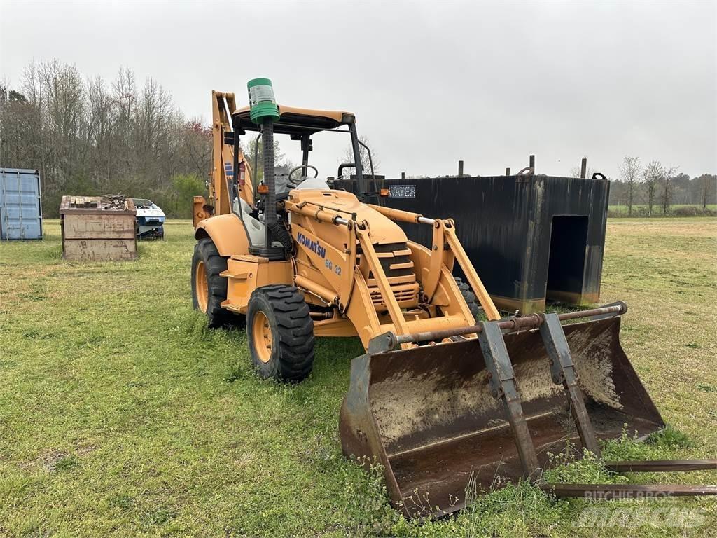 Komatsu WB140 Товарач със заден ексватор
