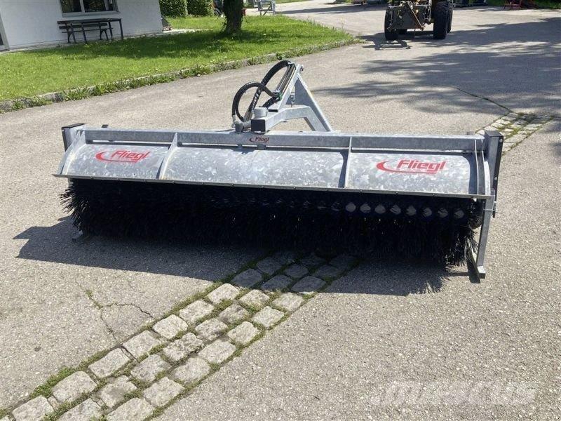 Fliegl TYP 700 Автоматични метачки с четки