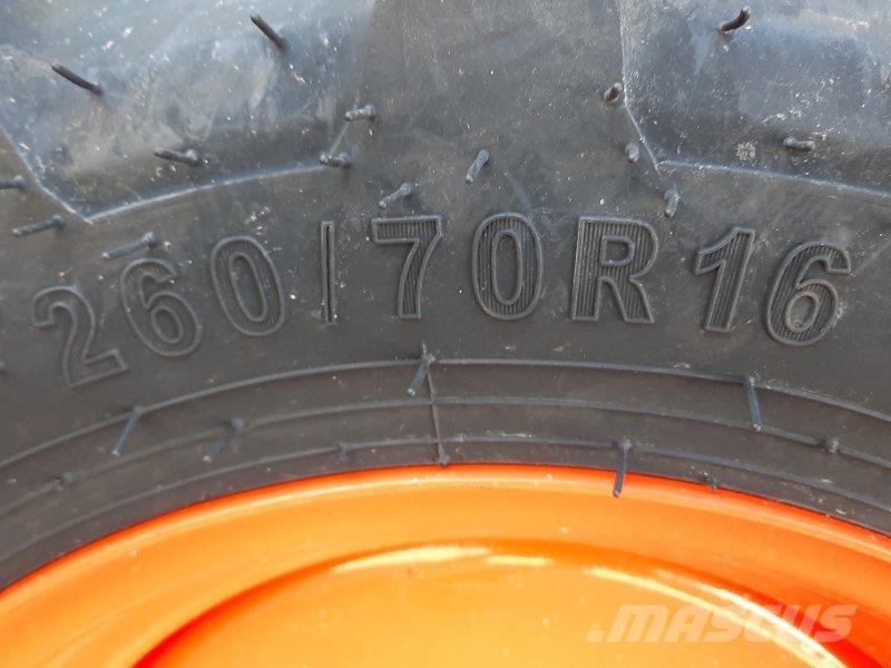 Kubota L1-382 Компактни трактори