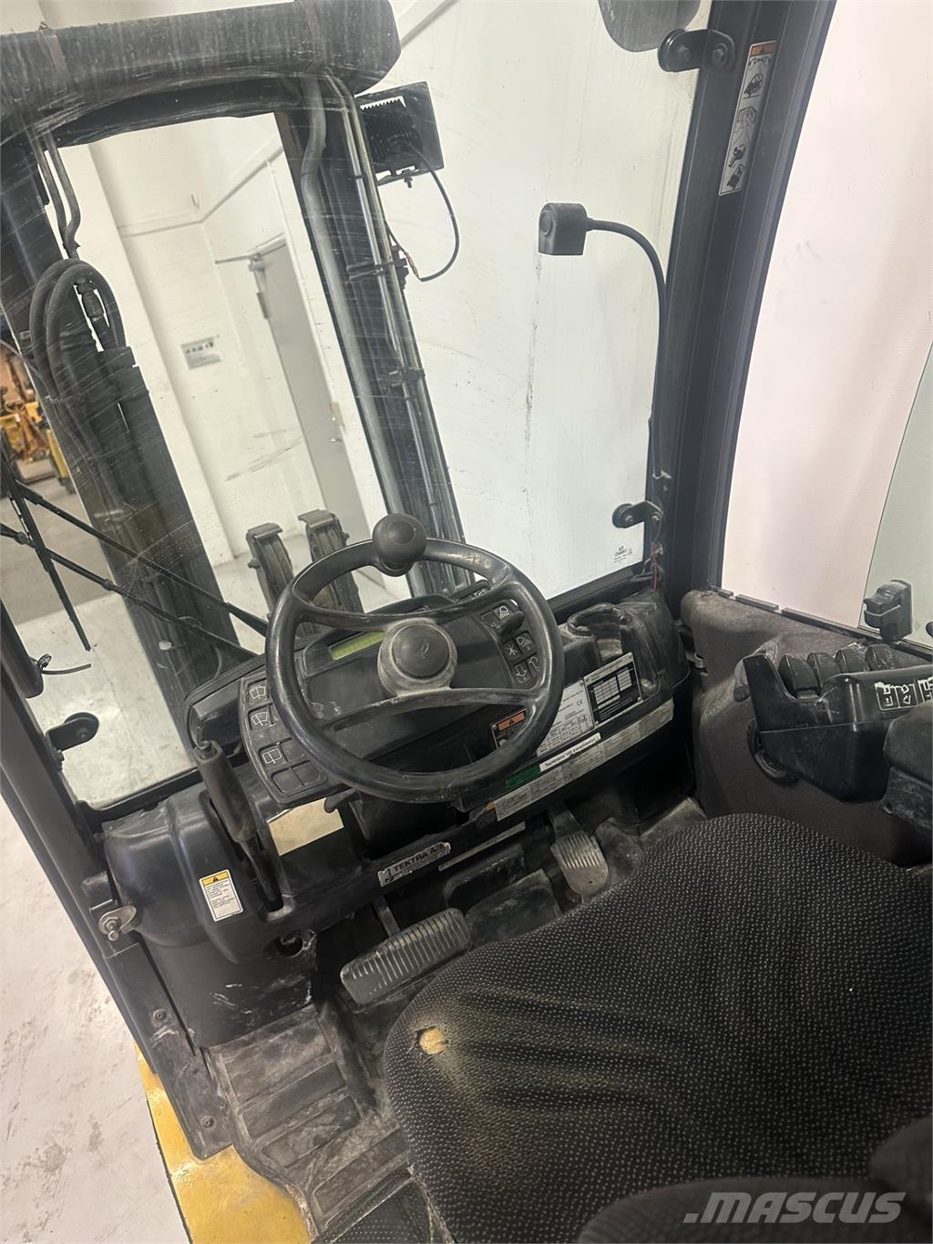 Yale GLP30VX Камиони с АГУ