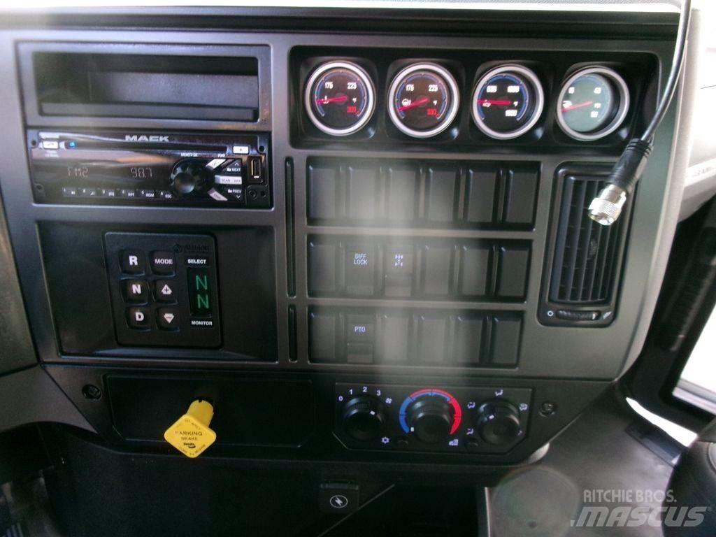 Mack GR64F Самосвал